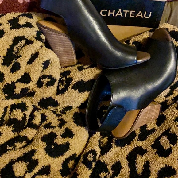 Brand Le Chateau, size 8  and color is black - Picture 5 of 6